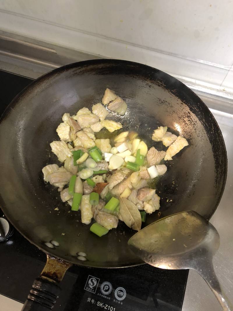 五花肉炖土豆粉条的做法步骤：3