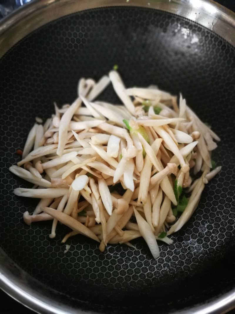 超简单素食～白玉菇炒黄瓜的做法步骤：4