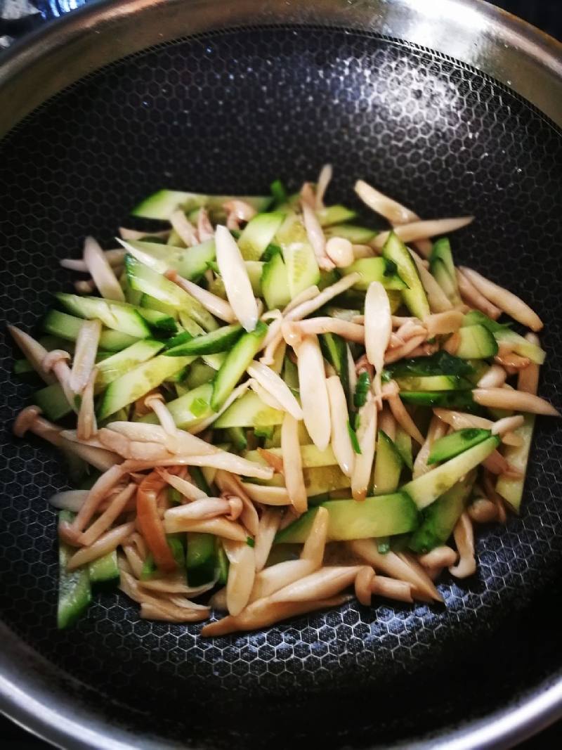 超简单素食～白玉菇炒黄瓜的做法步骤：5