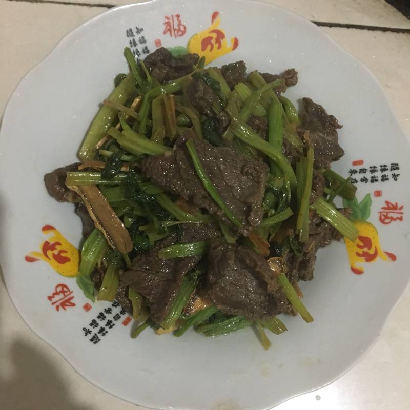 香芹炒牛肉的做法步骤：8