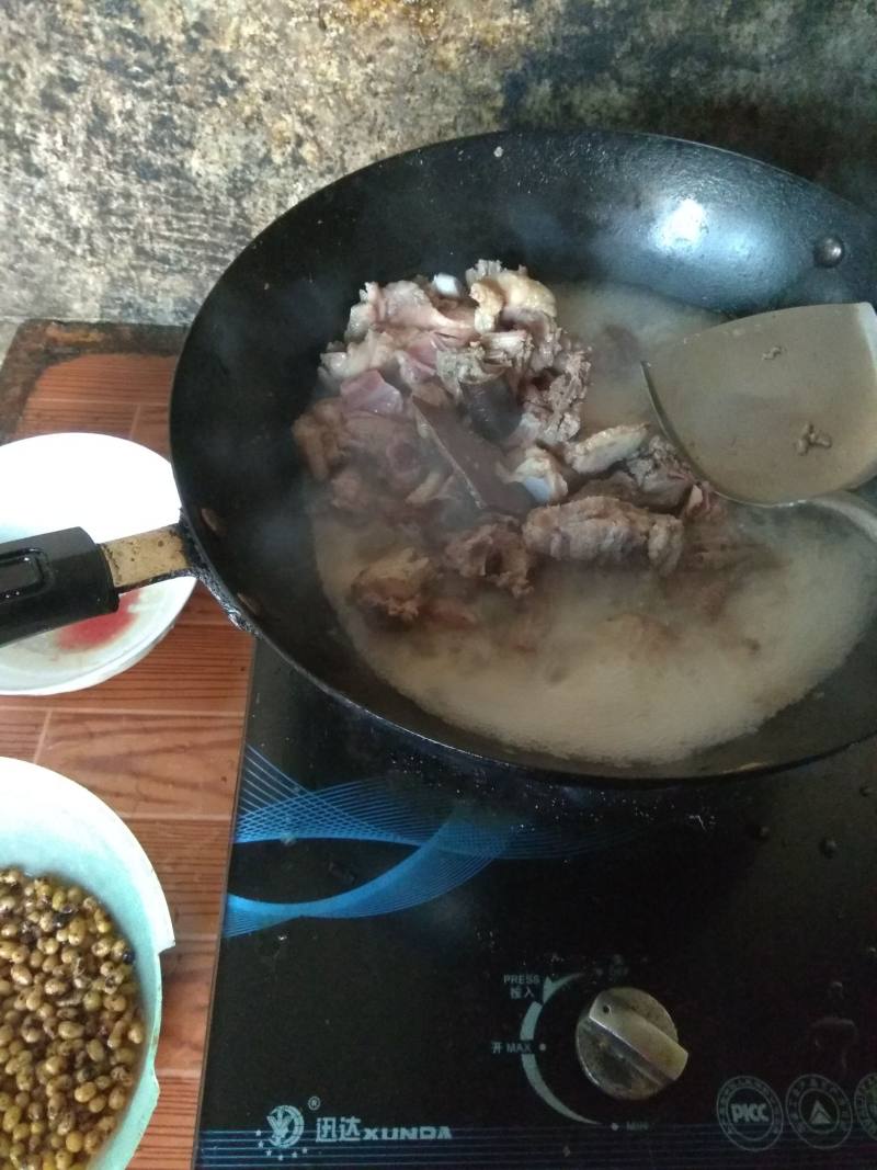 黄豆炒鸭肉的做法步骤：4