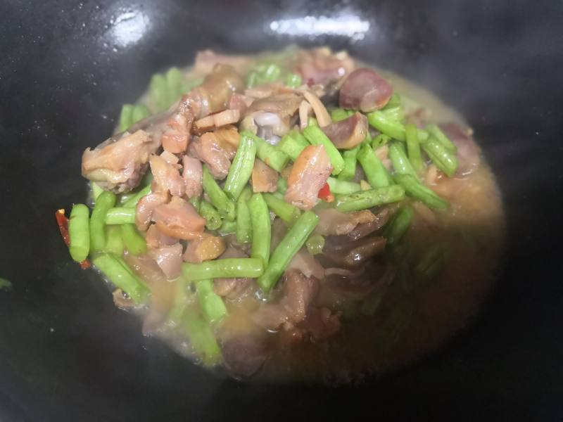 香辣鸡腿炒豆王的做法步骤：5