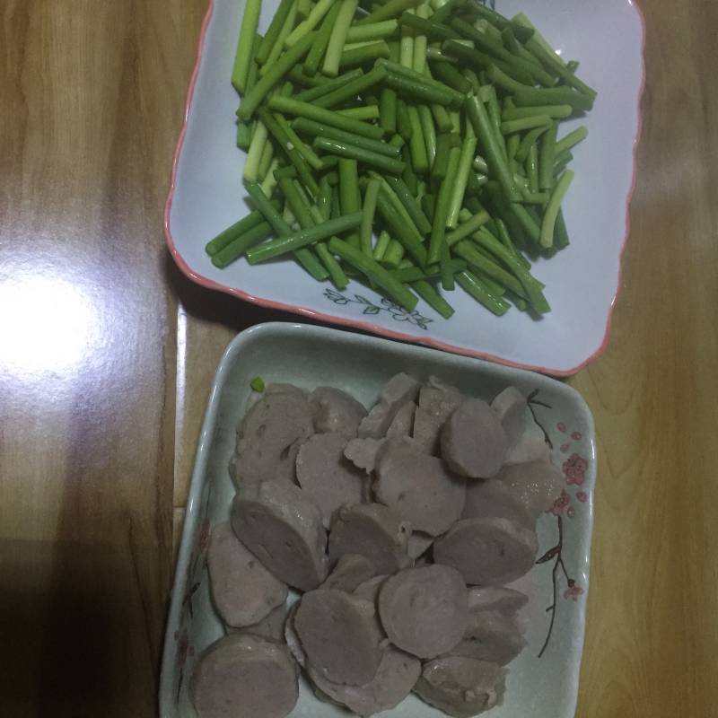 蒜苔炒肉丸片的做法步骤：1