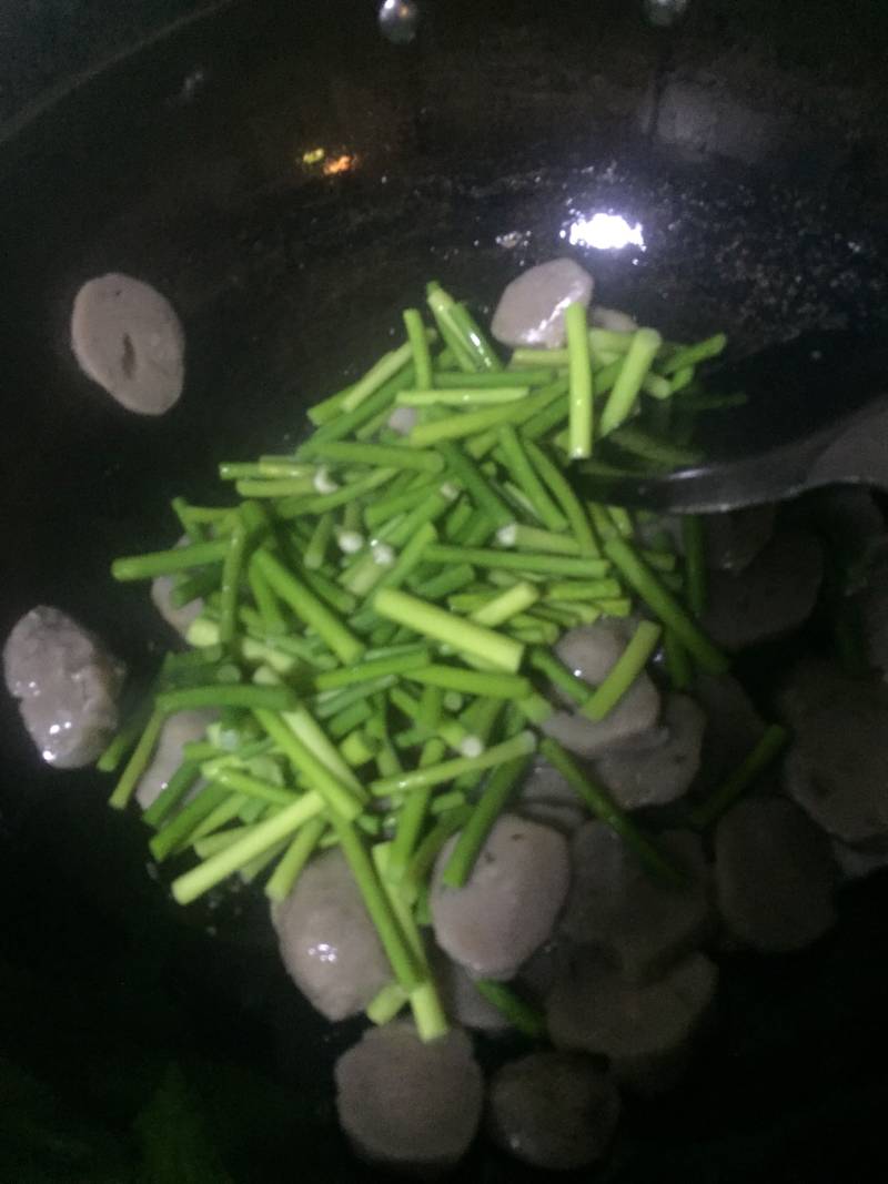 蒜苔炒肉丸片的做法步骤：4