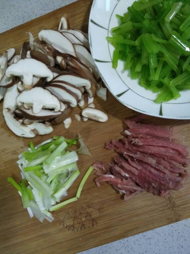 三香炒肉(香芹，香菇，香葱)的做法步骤：6