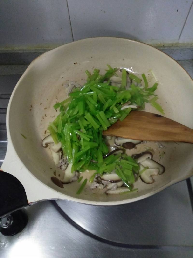 三香炒肉(香芹，香菇，香葱)的做法步骤：9