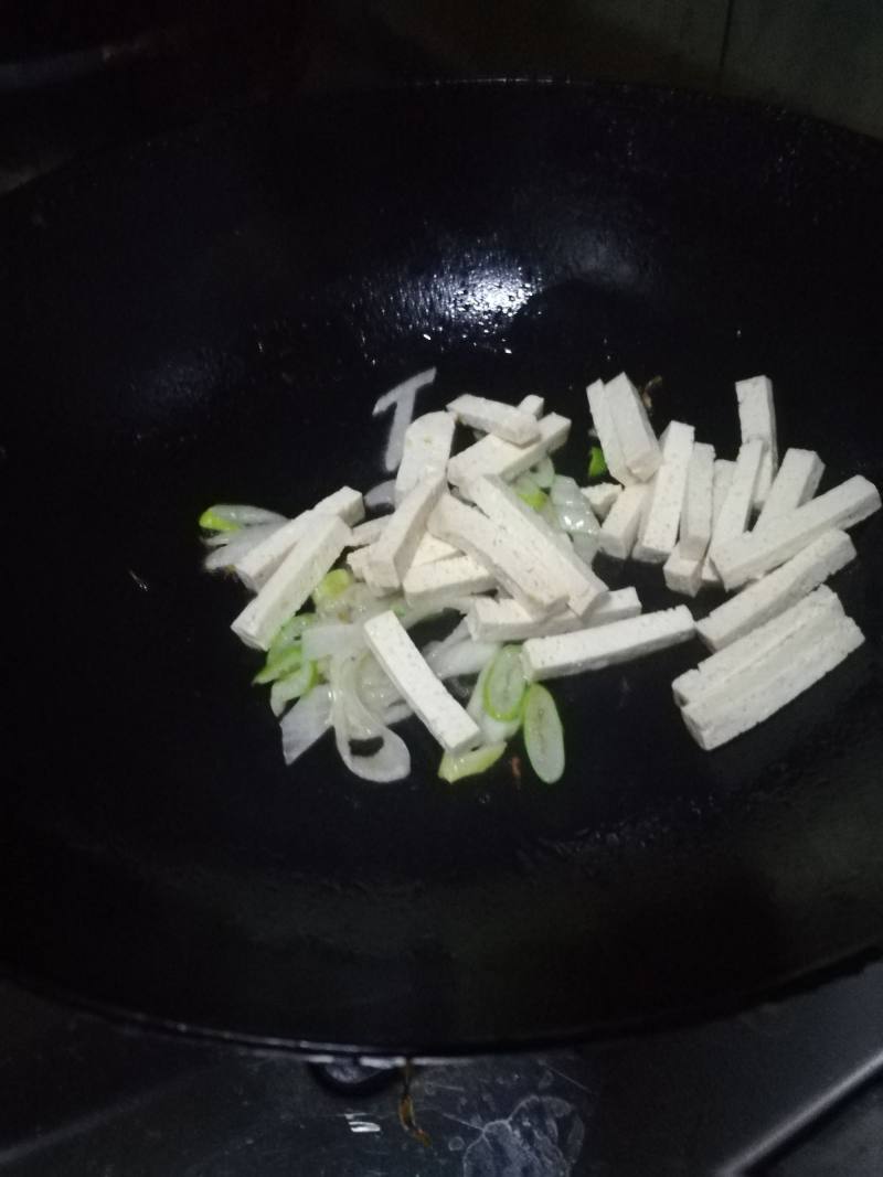 香芹炒豆腐的做法步骤：3