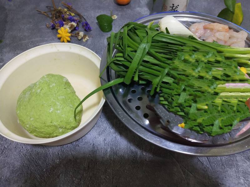 团圆饭~菠菜汁肉三鲜水饺的做法步骤：1