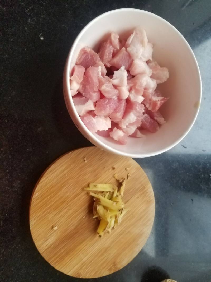 黄豆芽猪肉炒熟面的做法步骤：1