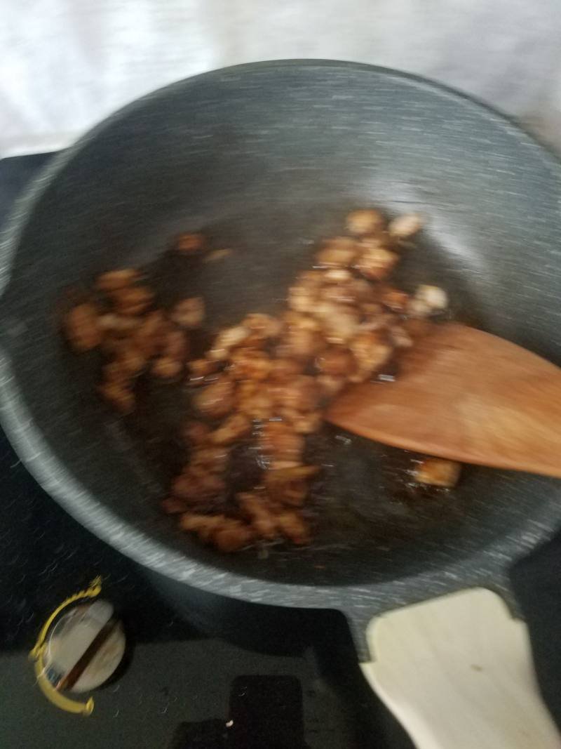 黄豆芽猪肉炒熟面的做法步骤：3