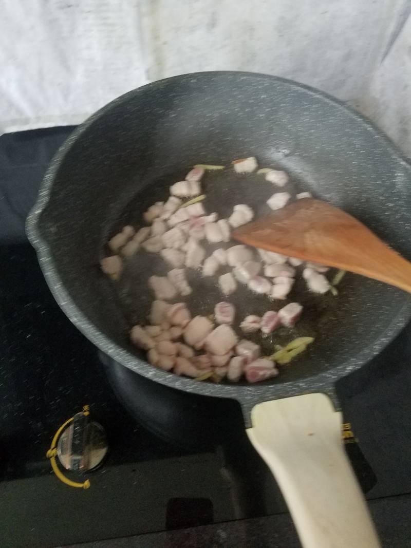 黄豆芽猪肉炒熟面的做法步骤：2