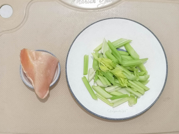 芹菜鸡肉丝的做法步骤：1