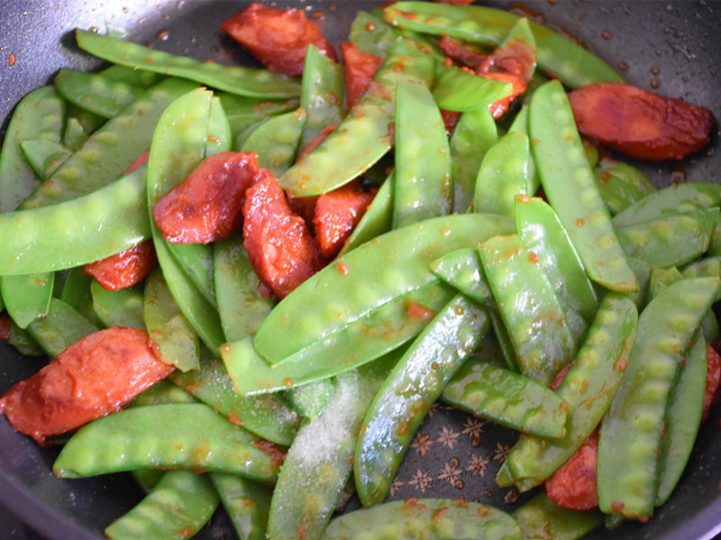 牛肉肠炒荷兰豆的做法步骤：11