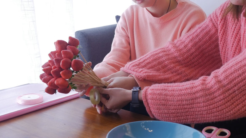 情人节草莓花束【初味日记】的做法步骤：4