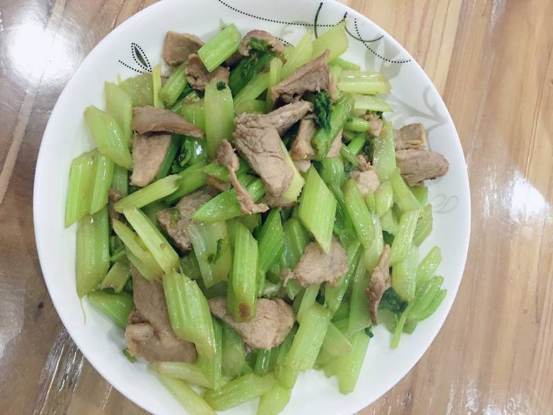 芹菜炒肉片的做法步骤：7