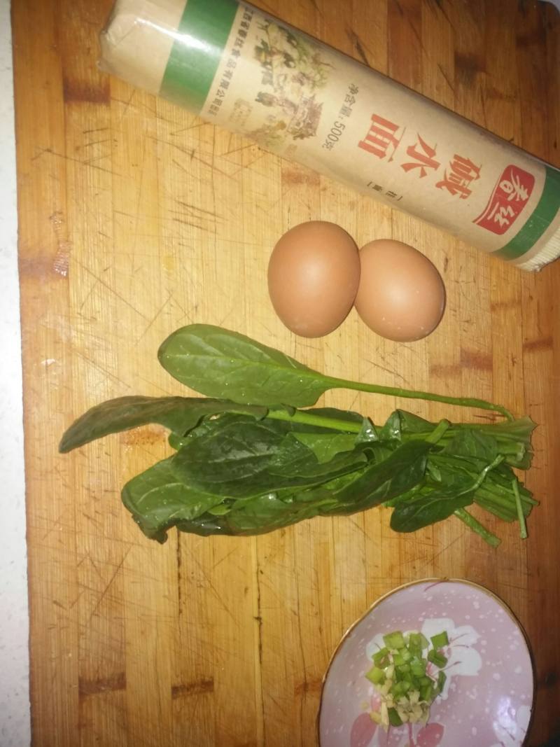 菠菜鸡蛋面的做法步骤：1