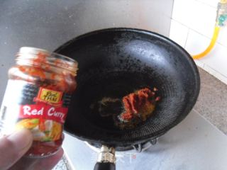 红咖喱烧菜花的做法步骤：3