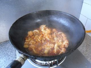红咖喱烧菜花的做法步骤：8