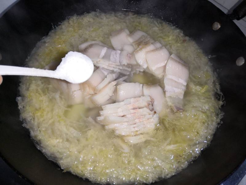 五花肉炖酸菜冻豆腐的做法步骤：16