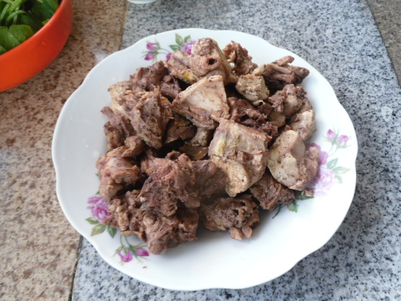 鸡肉块炖土豆的做法步骤：2