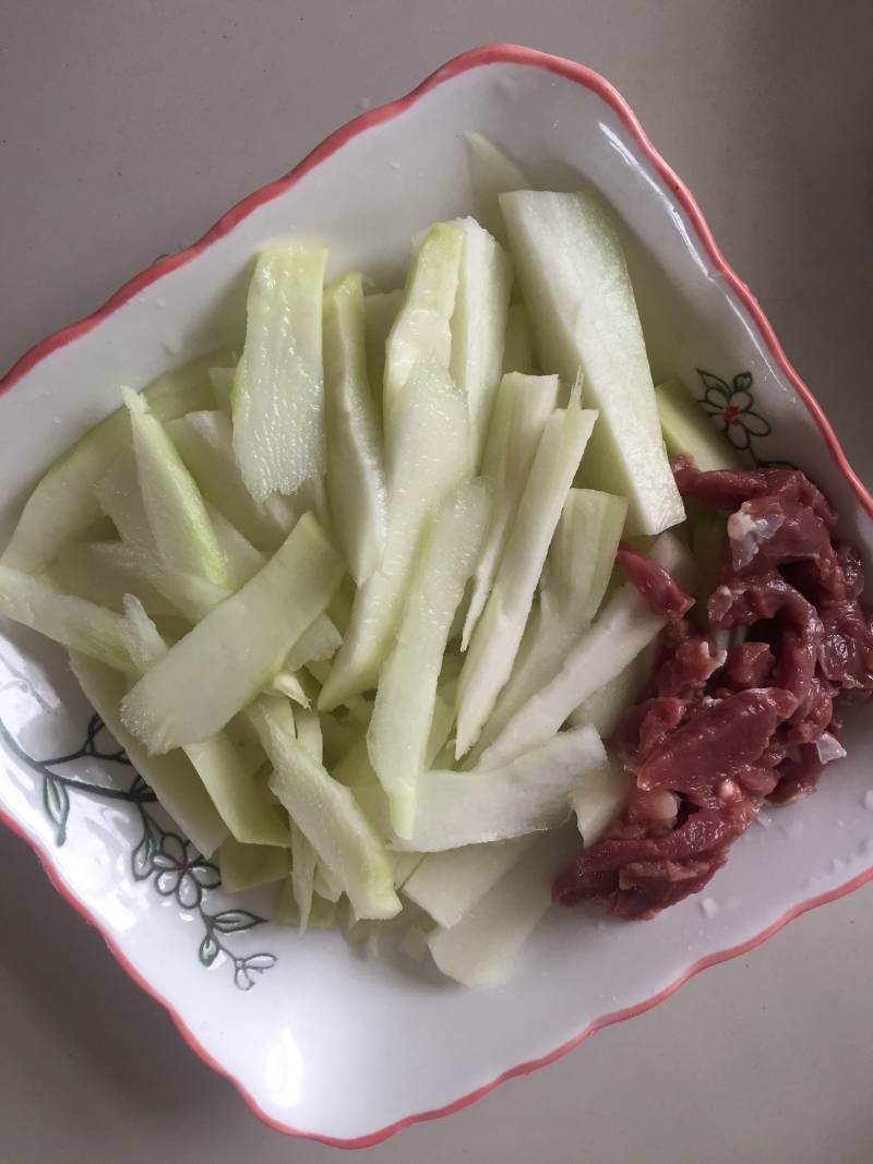 菜心炒牛肉的做法步骤：2