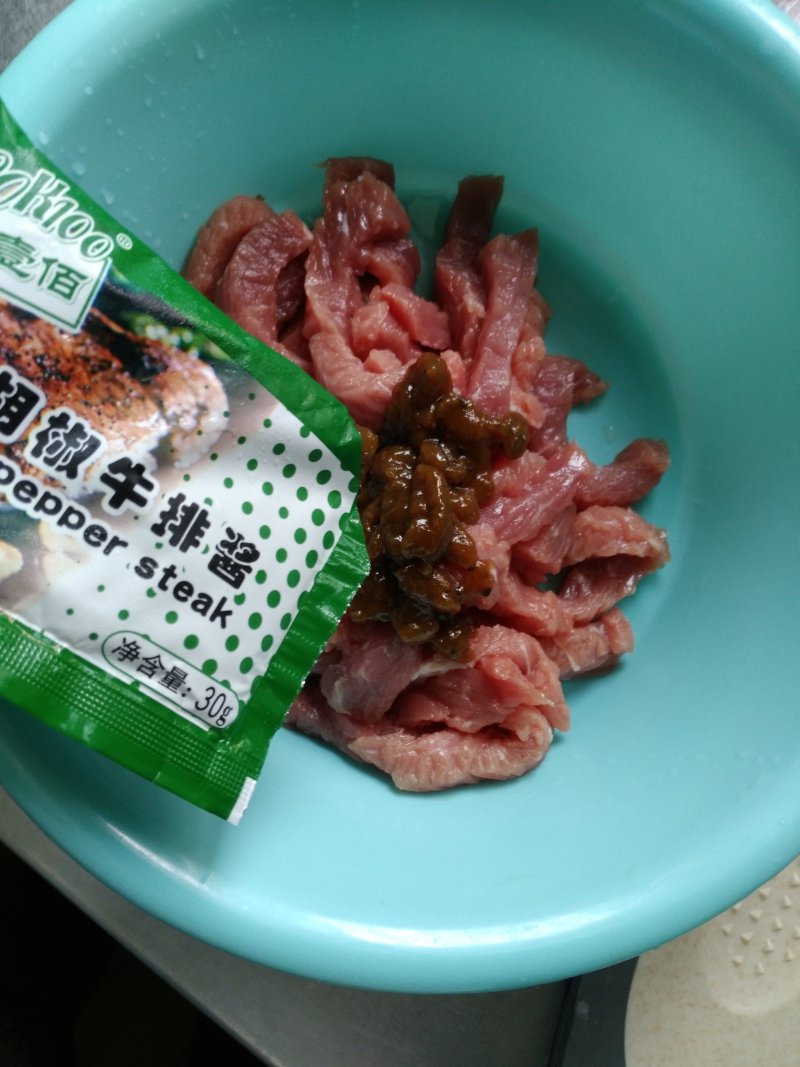 黑椒牛肉夹馍的做法步骤：2