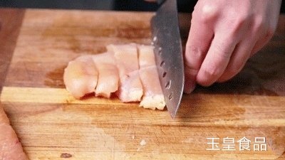 蒜泥蒸鸡胸肉的做法步骤：1