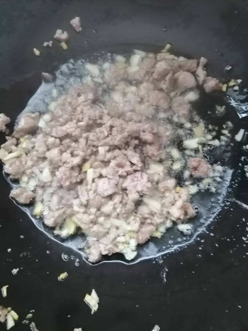 剁椒肉末炒青豆的做法步骤：3