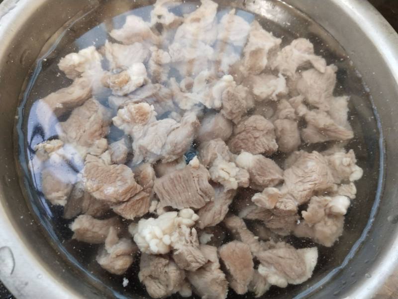 土豆炖牛肉的做法步骤：1