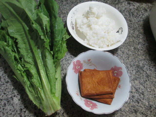 香干油麦菜炒饭的做法步骤：1