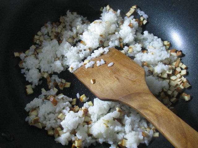 香干油麦菜炒饭的做法步骤：5