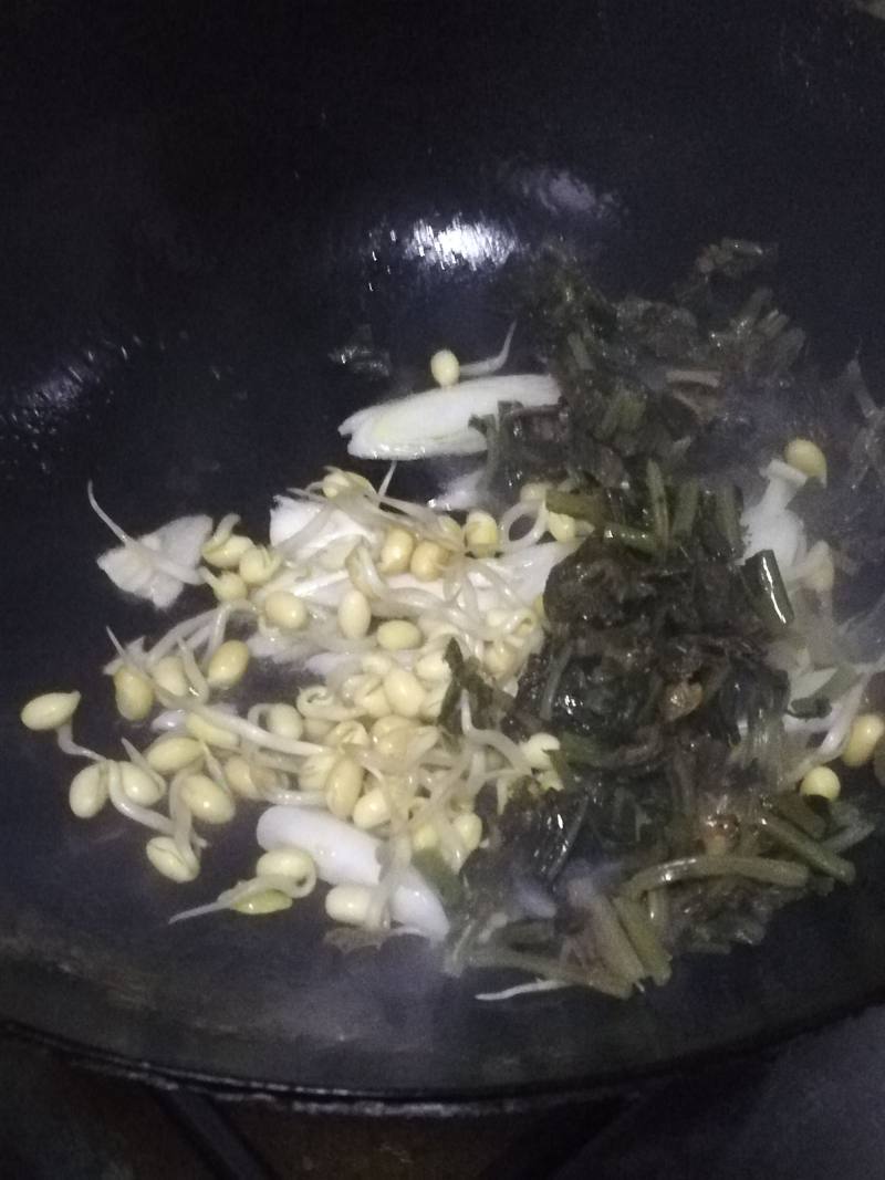 雪里蕻炒黄豆芽的做法步骤：6