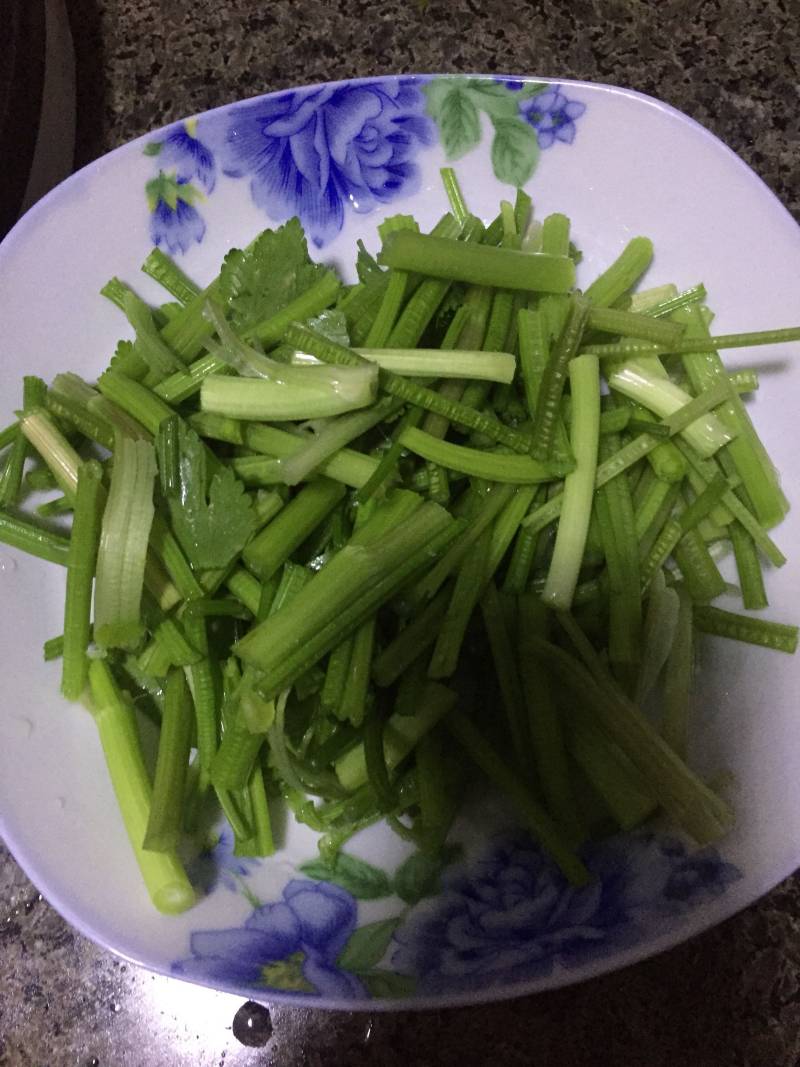 芹菜炒肉的做法步骤：1