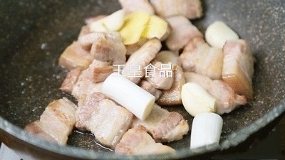 杏鲍菇红烧肉的做法步骤：5