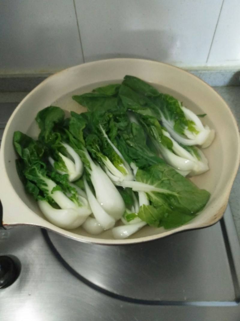 香菇炒奶白油菜的做法步骤：3