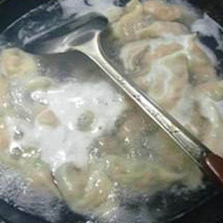 胡萝卜雪菜肉馅饺子的做法步骤：12