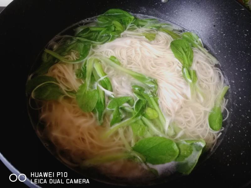 #团圆饭#鸡毛菜卤蛋清汤面的做法步骤：7