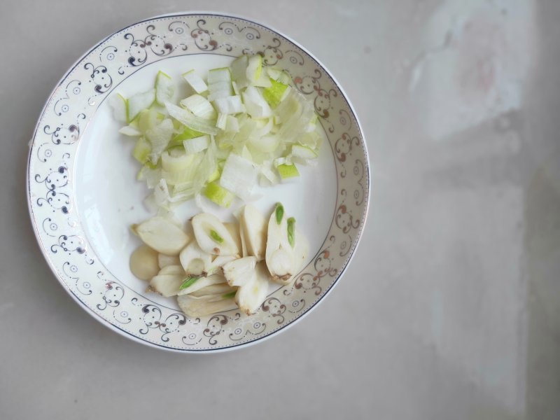 超级好吃的酸土豆丝，5分钟就能搞定，夏季开胃必备菜的做法步骤：2