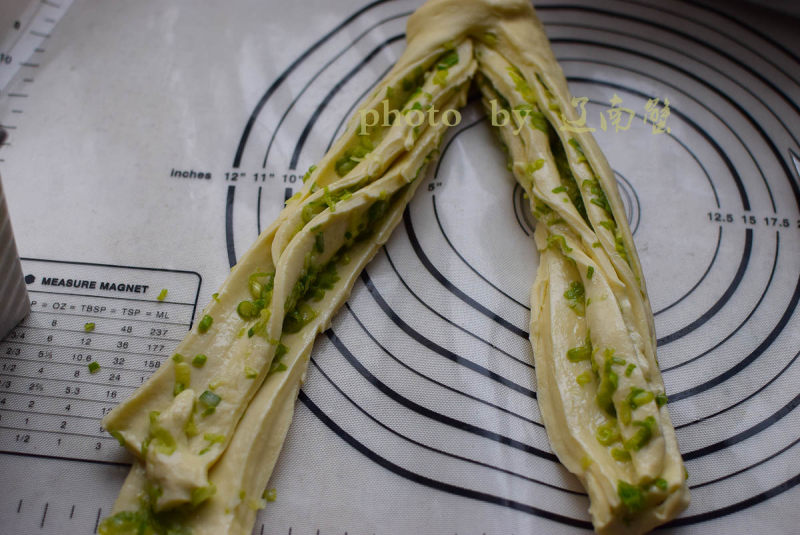 大人小孩都爱吃的葱香面包的做法步骤：10