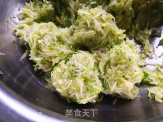 角瓜虾仁水饺的做法步骤：1