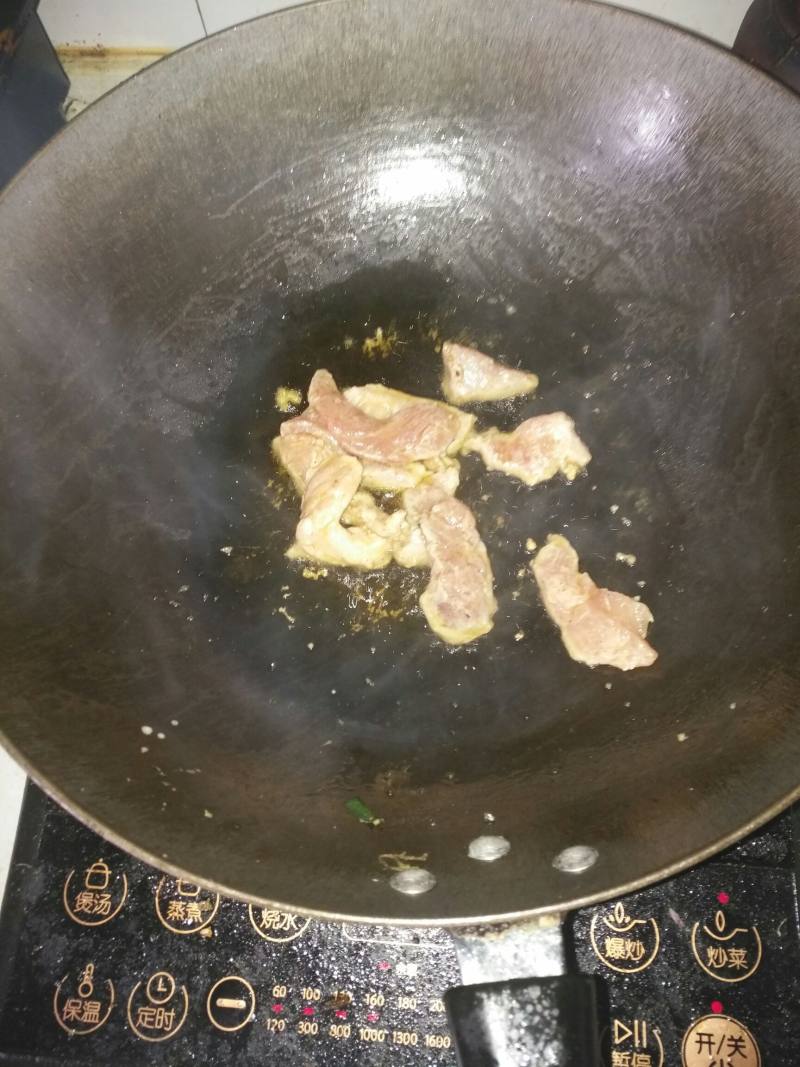 木耳炒肉片的做法步骤：4