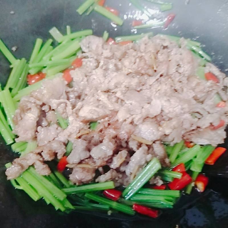 芹菜梗炒牛肉的做法步骤：17