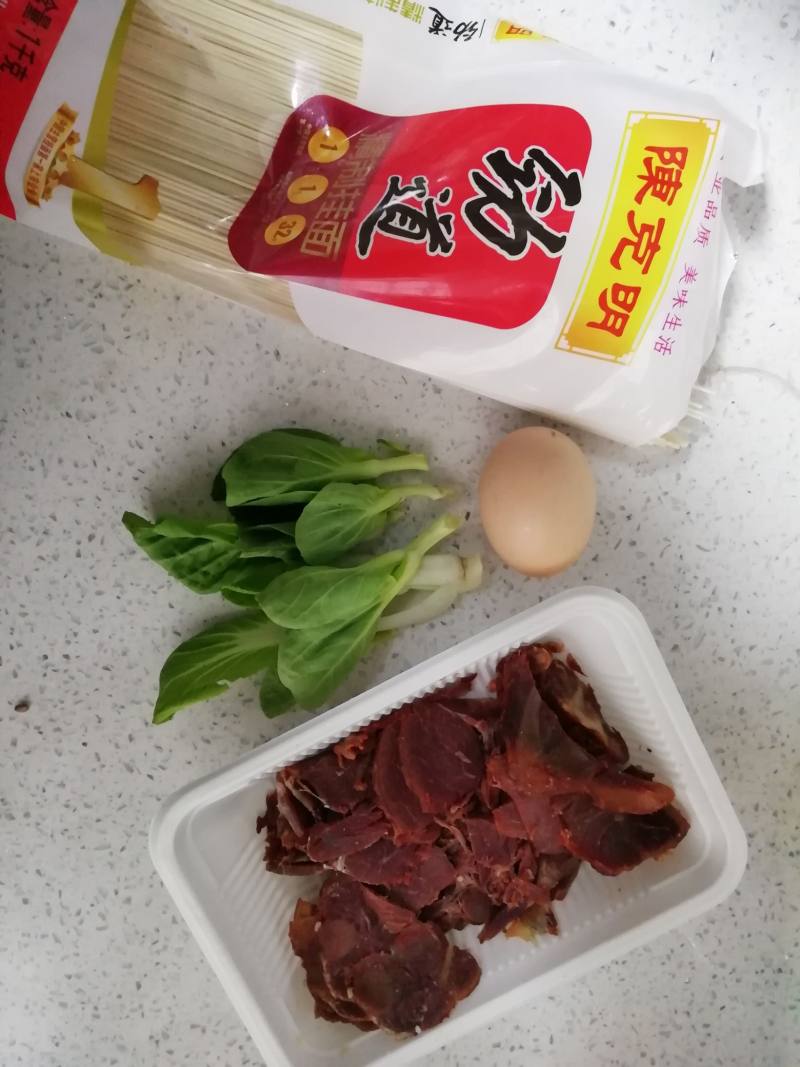 牛肉鸡蛋面的做法步骤：1