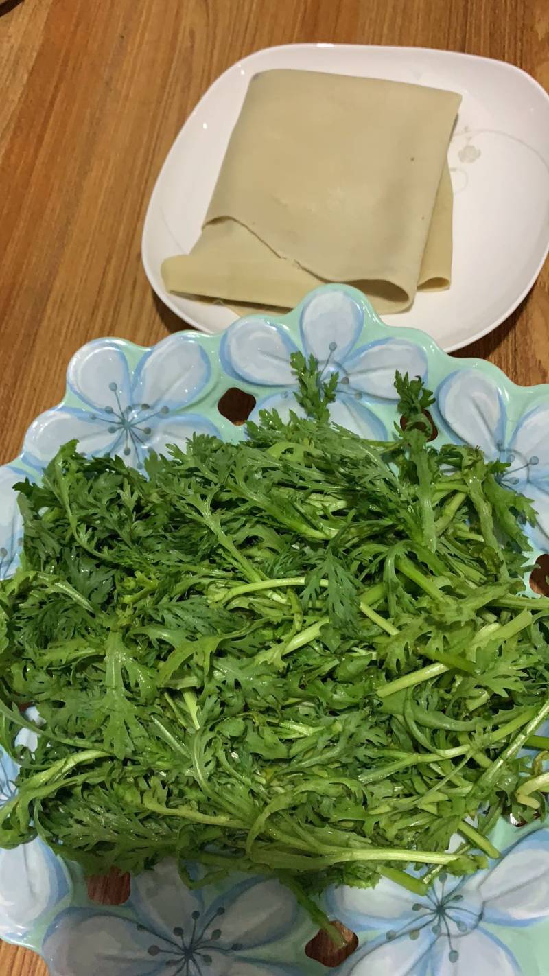 茼蒿卷豆皮的做法步骤：1