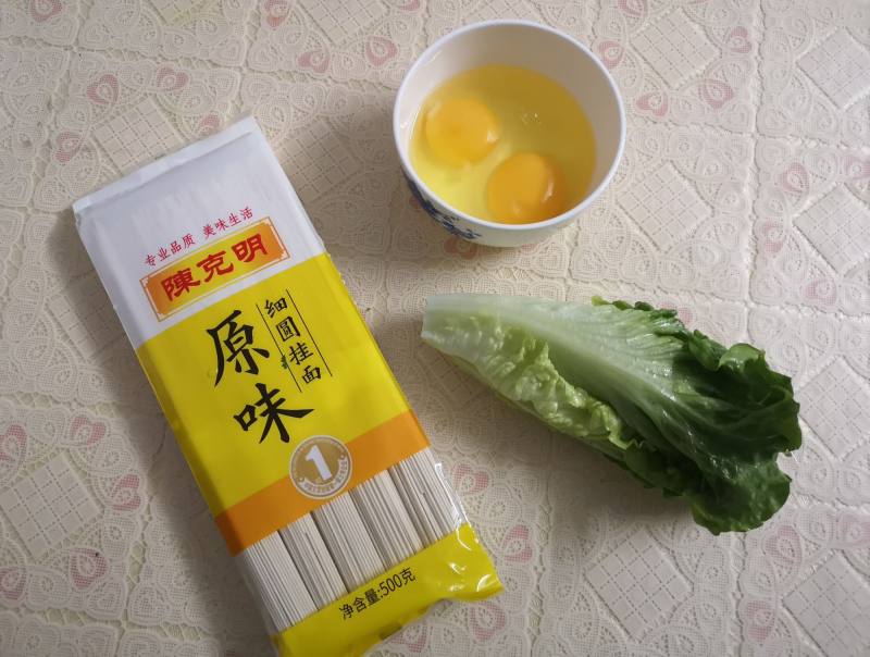 鸡蛋生菜汤面的做法步骤：3