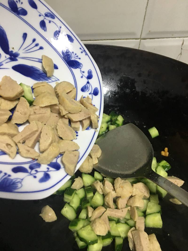 肉丸子炒饭的做法步骤：4