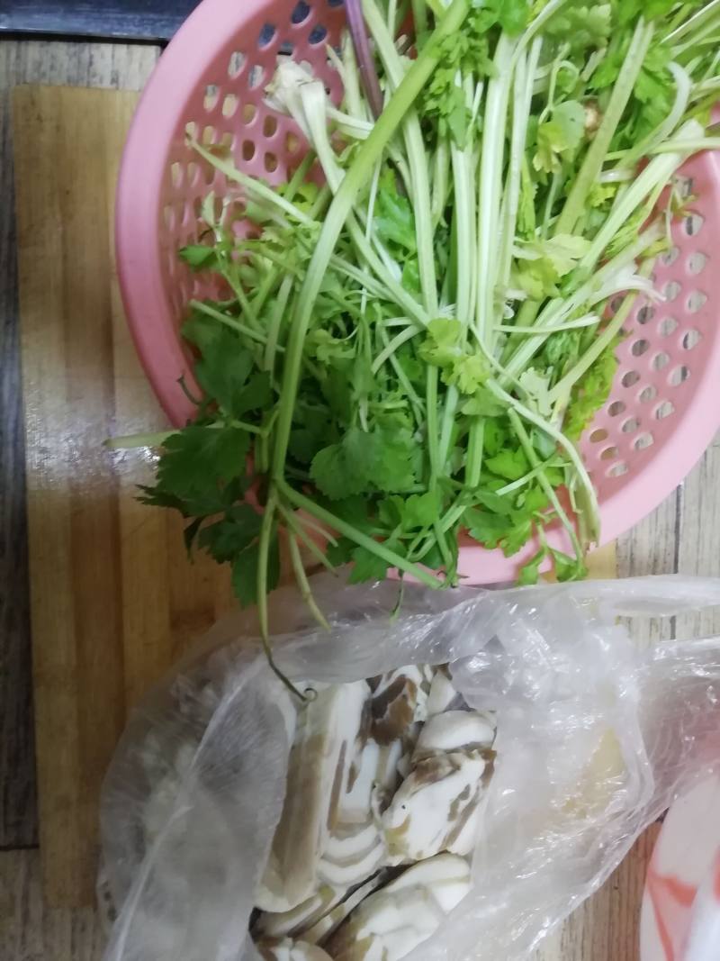 芹菜炒肉丝的做法步骤：1