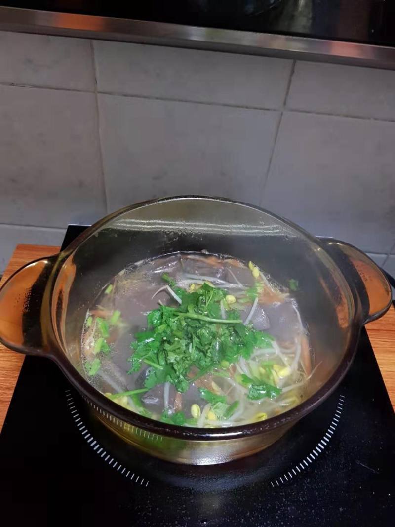 鸭血黄豆芽汤的做法步骤：3