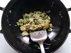 芹菜叶煎鸡蛋的做法步骤：8