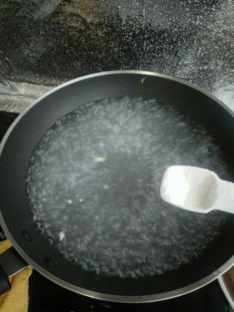 荠菜虾仁水饺的做法步骤：16